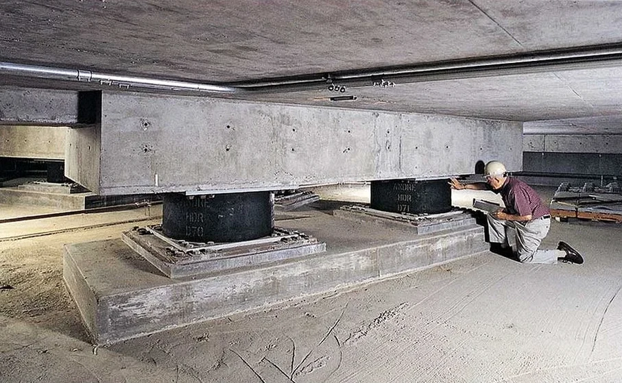 Diseño de Aislación Sísmica de Base en Curicó: Protección Estructural Avanzada